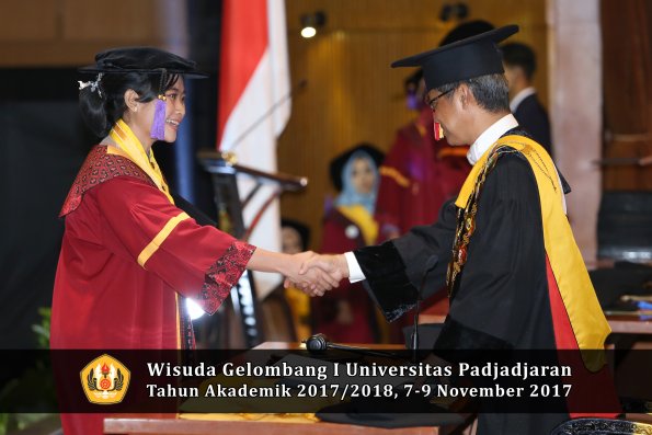 Wisuda Unpad Gel I TA 2017_2018  Fakultas psikologi oleh Rektor 043