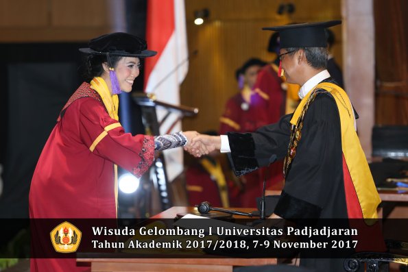 Wisuda Unpad Gel I TA 2017_2018  Fakultas psikologi oleh Rektor 053