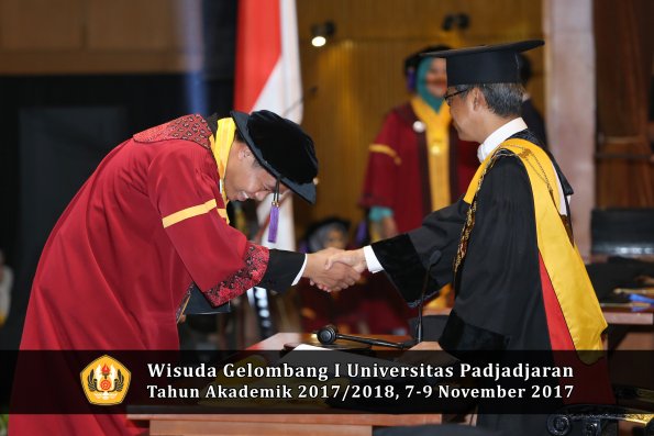 Wisuda Unpad Gel I TA 2017_2018  Fakultas psikologi oleh Rektor 055