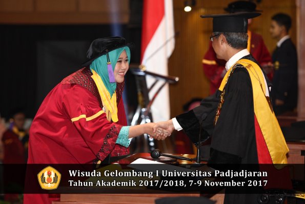 Wisuda Unpad Gel I TA 2017_2018  Fakultas psikologi oleh Rektor 056