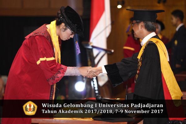 Wisuda Unpad Gel I TA 2017_2018  Fakultas psikologi oleh Rektor 057