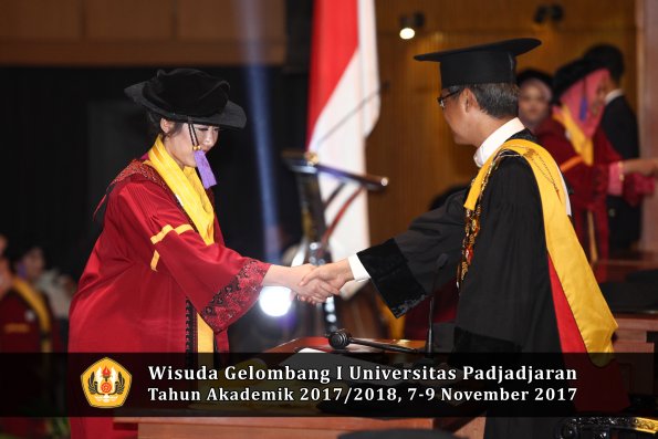 Wisuda Unpad Gel I TA 2017_2018  Fakultas psikologi oleh Rektor 060