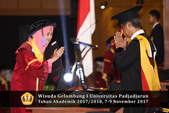 Wisuda Unpad Gel I TA 2017_2018  Fakultas psikologi oleh Rektor 061