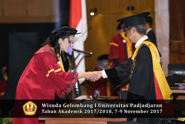 Wisuda Unpad Gel I TA 2017_2018  Fakultas psikologi oleh Rektor 064