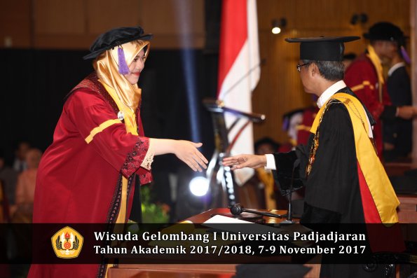 Wisuda Unpad Gel I TA 2017_2018  Fakultas psikologi oleh Rektor 075