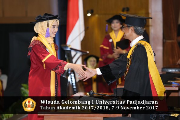 Wisuda Unpad Gel I TA 2017_2018  Fakultas psikologi oleh Rektor 077