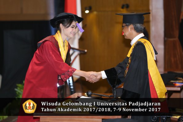 Wisuda Unpad Gel I TA 2017_2018  Fakultas psikologi oleh Rektor 086