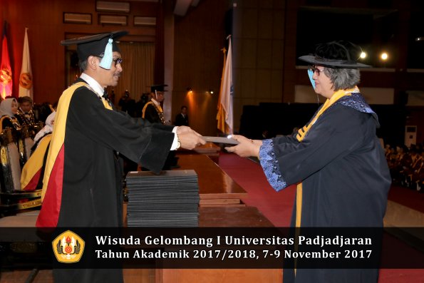 Wisuda Unpad Gel I TA 2017_2018  Fakultas ilmu budaya  oleh Dekan 001