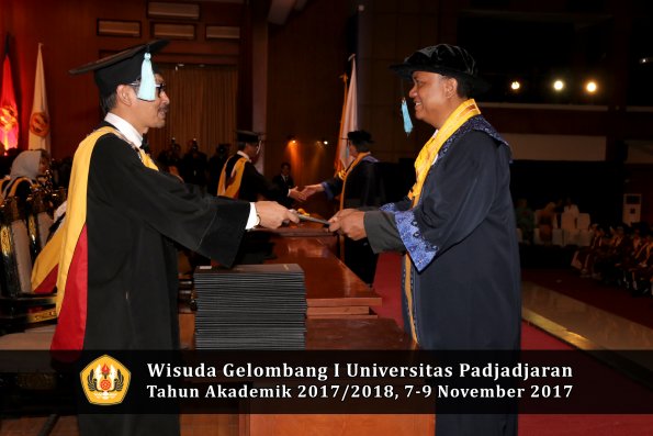 Wisuda Unpad Gel I TA 2017_2018  Fakultas ilmu budaya  oleh Dekan 002