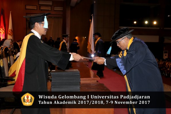 Wisuda Unpad Gel I TA 2017_2018  Fakultas ilmu budaya  oleh Dekan 003