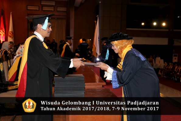 Wisuda Unpad Gel I TA 2017_2018  Fakultas ilmu budaya  oleh Dekan 004