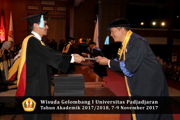 Wisuda Unpad Gel I TA 2017_2018  Fakultas ilmu budaya  oleh Dekan 005