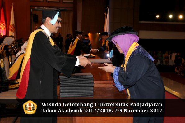 Wisuda Unpad Gel I TA 2017_2018  Fakultas ilmu budaya  oleh Dekan 006
