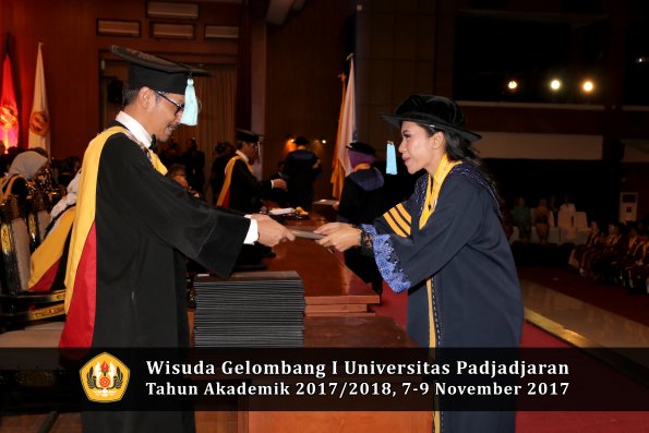 Wisuda Unpad Gel I TA 2017_2018  Fakultas ilmu budaya  oleh Dekan 007
