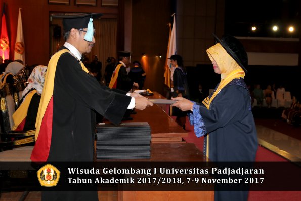 Wisuda Unpad Gel I TA 2017_2018  Fakultas ilmu budaya  oleh Dekan 008