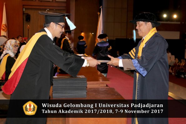 Wisuda Unpad Gel I TA 2017_2018  Fakultas ilmu budaya  oleh Dekan 010