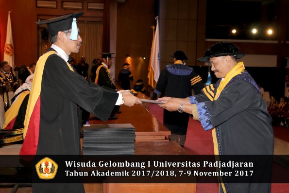 Wisuda Unpad Gel I TA 2017_2018  Fakultas ilmu budaya  oleh Dekan 011