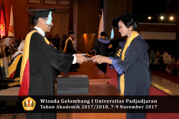 Wisuda Unpad Gel I TA 2017_2018  Fakultas ilmu budaya  oleh Dekan 012