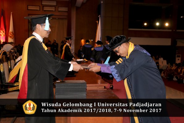 Wisuda Unpad Gel I TA 2017_2018  Fakultas ilmu budaya  oleh Dekan 013