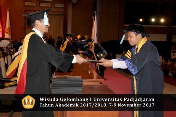 Wisuda Unpad Gel I TA 2017_2018  Fakultas ilmu budaya  oleh Dekan 014