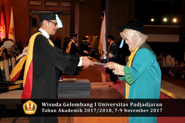 Wisuda Unpad Gel I TA 2017_2018  Fakultas ilmu budaya  oleh Dekan 015