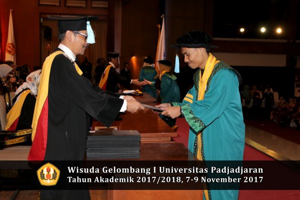 Wisuda Unpad Gel I TA 2017_2018  Fakultas ilmu budaya  oleh Dekan 017