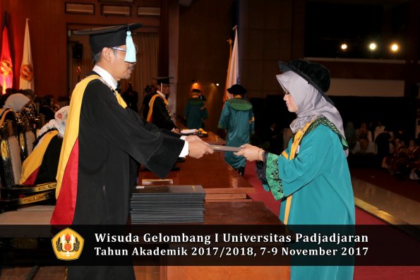 Wisuda Unpad Gel I TA 2017_2018  Fakultas ilmu budaya  oleh Dekan 018