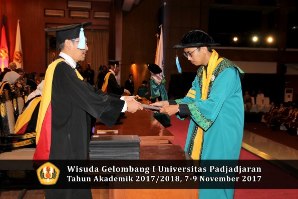 Wisuda Unpad Gel I TA 2017_2018  Fakultas ilmu budaya  oleh Dekan 019