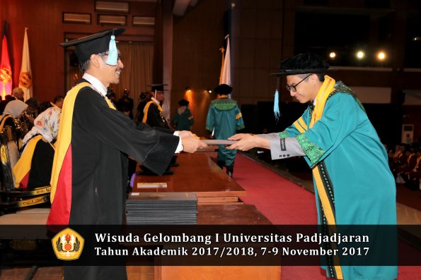 Wisuda Unpad Gel I TA 2017_2018  Fakultas ilmu budaya  oleh Dekan 020