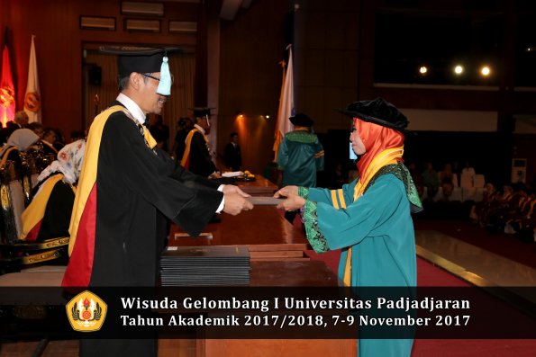Wisuda Unpad Gel I TA 2017_2018  Fakultas ilmu budaya  oleh Dekan 022
