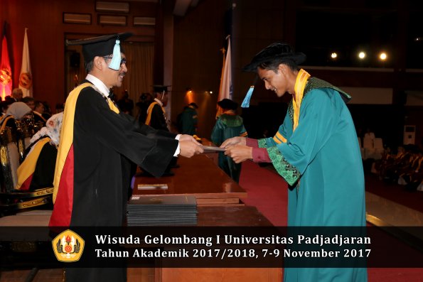 Wisuda Unpad Gel I TA 2017_2018  Fakultas ilmu budaya  oleh Dekan 023