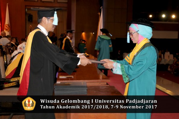 Wisuda Unpad Gel I TA 2017_2018  Fakultas ilmu budaya  oleh Dekan 024