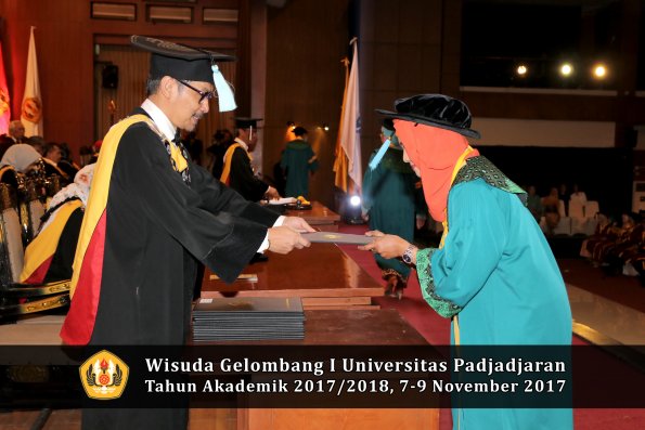 Wisuda Unpad Gel I TA 2017_2018  Fakultas ilmu budaya  oleh Dekan 025