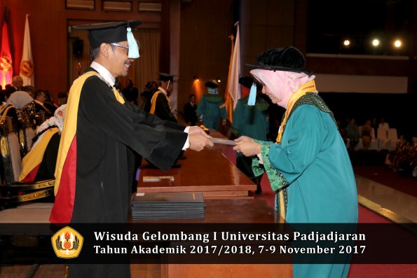 Wisuda Unpad Gel I TA 2017_2018  Fakultas ilmu budaya  oleh Dekan 026