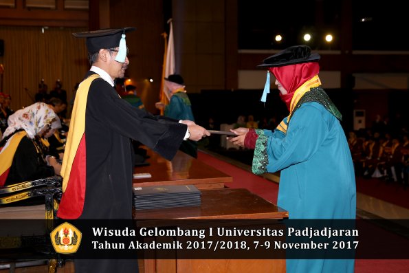 Wisuda Unpad Gel I TA 2017_2018  Fakultas ilmu budaya  oleh Dekan 027