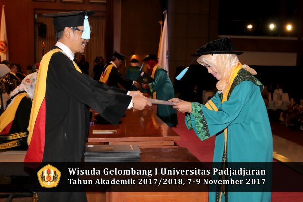 Wisuda Unpad Gel I TA 2017_2018  Fakultas ilmu budaya  oleh Dekan 028