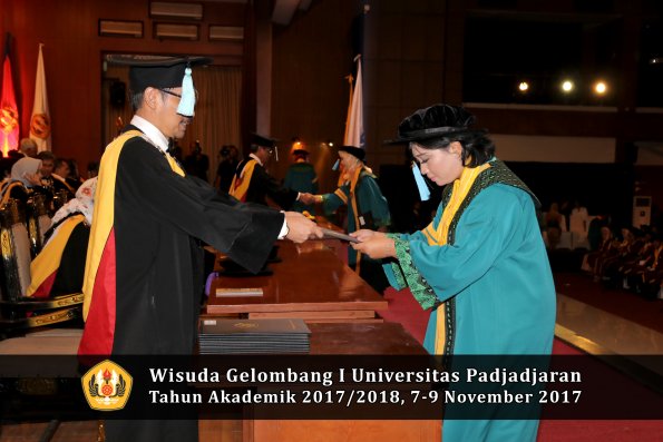 Wisuda Unpad Gel I TA 2017_2018  Fakultas ilmu budaya  oleh Dekan 029