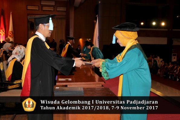 Wisuda Unpad Gel I TA 2017_2018  Fakultas ilmu budaya  oleh Dekan 030