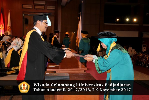 Wisuda Unpad Gel I TA 2017_2018  Fakultas ilmu budaya  oleh Dekan 031