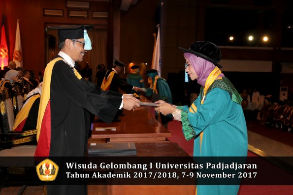 Wisuda Unpad Gel I TA 2017_2018  Fakultas ilmu budaya  oleh Dekan 032