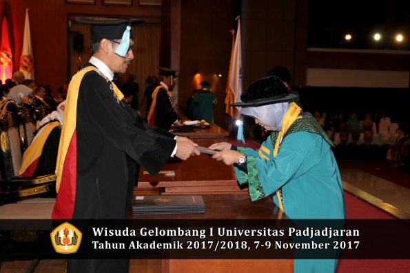 Wisuda Unpad Gel I TA 2017_2018  Fakultas ilmu budaya  oleh Dekan 033