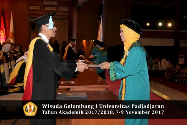 Wisuda Unpad Gel I TA 2017_2018  Fakultas ilmu budaya  oleh Dekan 034