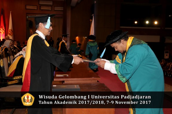 Wisuda Unpad Gel I TA 2017_2018  Fakultas ilmu budaya  oleh Dekan 035