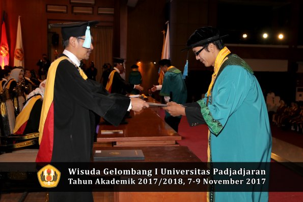 Wisuda Unpad Gel I TA 2017_2018  Fakultas ilmu budaya  oleh Dekan 036