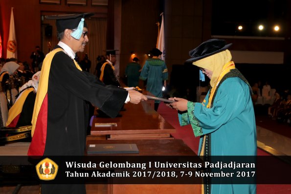 Wisuda Unpad Gel I TA 2017_2018  Fakultas ilmu budaya  oleh Dekan 037