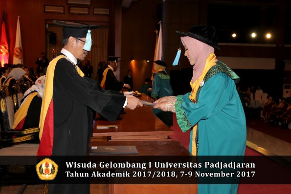 Wisuda Unpad Gel I TA 2017_2018  Fakultas ilmu budaya  oleh Dekan 038