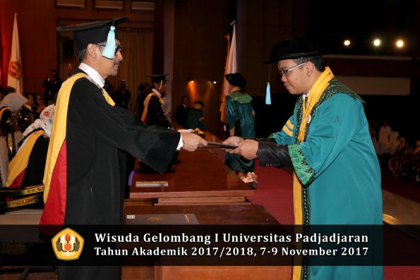Wisuda Unpad Gel I TA 2017_2018  Fakultas ilmu budaya  oleh Dekan 039