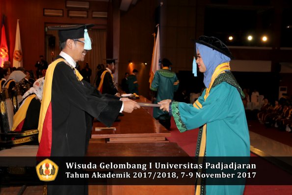 Wisuda Unpad Gel I TA 2017_2018  Fakultas ilmu budaya  oleh Dekan 040