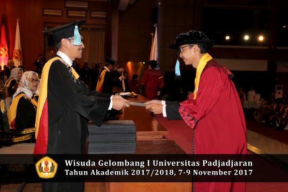 Wisuda Unpad Gel I TA 2017_2018  Fakultas ilmu budaya  oleh Dekan 046