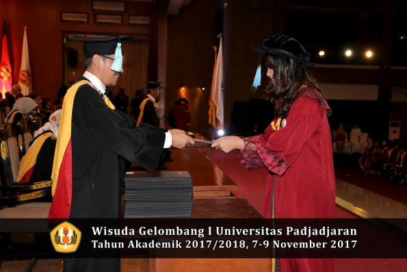 Wisuda Unpad Gel I TA 2017_2018  Fakultas ilmu budaya  oleh Dekan 047